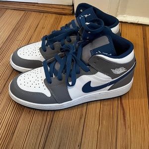 Nike Air Jordan 1 Mid (Big Kids)